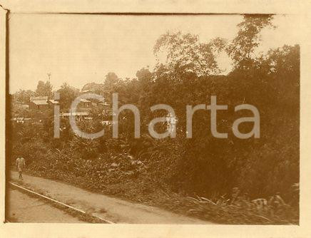 1925 ca BRASILE RIO DE JANEIRO Quartiere con ferrovia *Foto animata 12x9 cm Fotografia originale d'epoca.La fotografia proviene da un più vasto album che documenta i viaggi di una famiglia attraverso l'Europa, il Nord Africa e il Sud America.Rappresenta un'interessante testimonianza di viaggi verso luoghi esotici e lontani o verso i principali monumenti dell'Europa dell'epoca. GOOD/buono  Formato: 12x9 cm originale e autentica 1