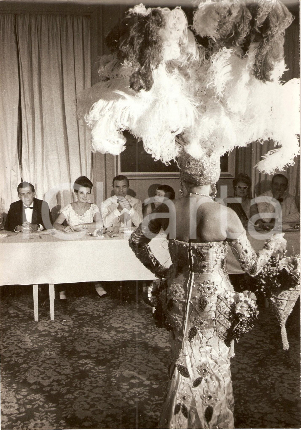 Fotografia d epoca originale 1964 CARNEVALE RIO DE JANEIRO Porfirio RUBIROSA e Odile RODIN nella giuria 2 1