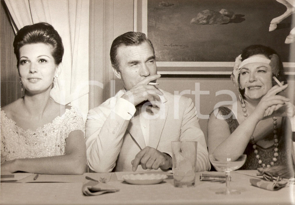 Fotografia d epoca originale 1964 CARNEVALE RIO DE JANEIRO Porfirio RUBIROSA e Odile RODIN nella giuria 3 1