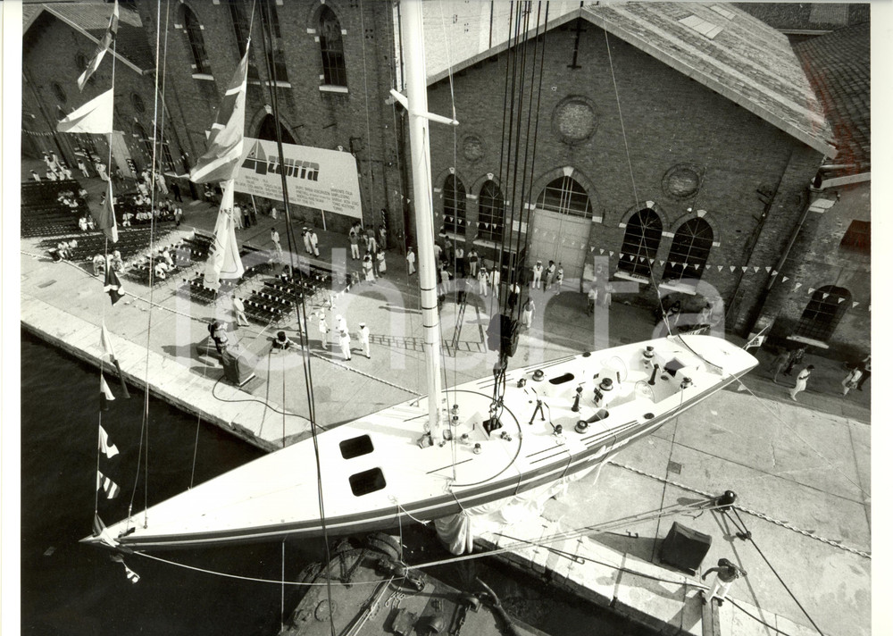 Fotografia d epoca originale 1985 VENEZIA AZZURRA II Allestimento cerimonia del VARO Sailing regatta Foto 9 1