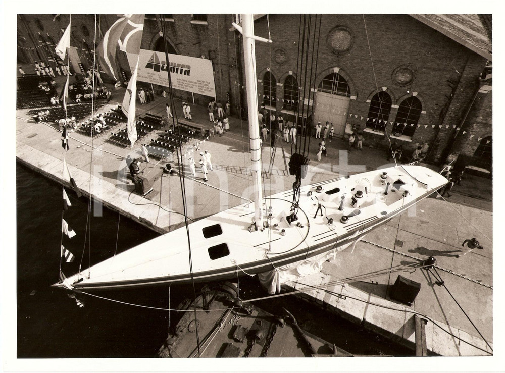Fotografia d epoca originale 1985 VENEZIA AZZURRA II Allestimento cerimonia del VARO Sailing regatta Foto 2 1
