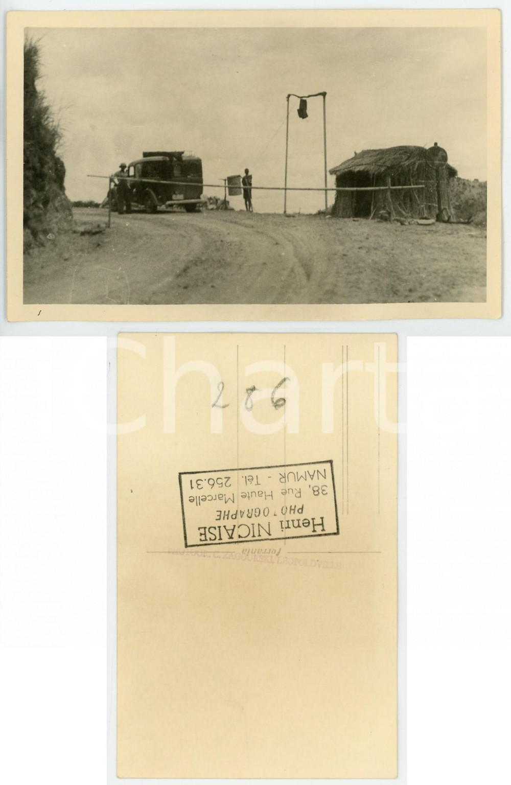 1930 ca C. ZAGOURSKI «L'Afrique qui disparaît» KIVU - Signal route BUKAWU  Fotocartolina postale d'epoca, appartenente alla 2^serie &laquo;L'Afrique qui dispara&icirc;t&raquo; del fotografo Casimir Zagourski (L&eacute;opoldville).N&deg; 92, non viaggiata.Al verso timbro: "Henri Nicaise Photographe - Namur"CONDIZIONI: GFORMATO: 14x9 cm    originale e autentica 1