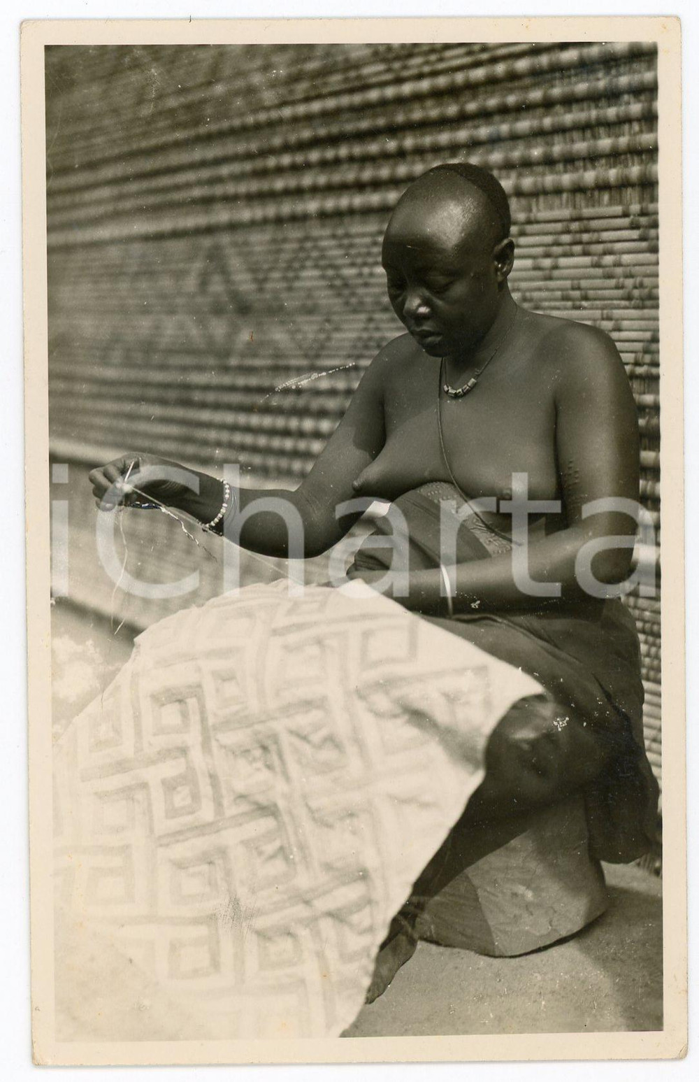 1930 ca C. ZAGOURSKI «L'Afrique qui disparaît» CONGO BELGE BAKUBA Brodeuse  Fotocartolina postale d'epoca, appartenente alla 1^serie &laquo;L'Afrique qui dispara&icirc;t&raquo; del fotografo Casimir Zagourski (L&eacute;opoldville).N&deg; 12, non viaggiata. GOOD/buono  Formato: 9x14 cm originale e autentica 1