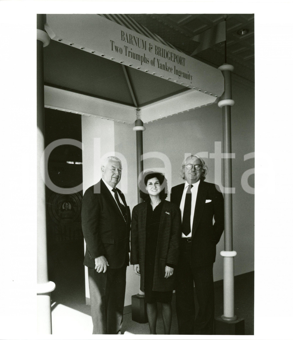 1989 BRIDGEPORT Barnum Museum - Richard MEIER Linda ALTSCHULER Philip BURDET 2  Fotografia d'agenzia con didascalia coeva. CONDIZIONI: G (ma lieve sovraimpressione dell'inchiostro al verso visibile al margine sinistro) FORMATO: 20x23 cm     originale e autentica 1