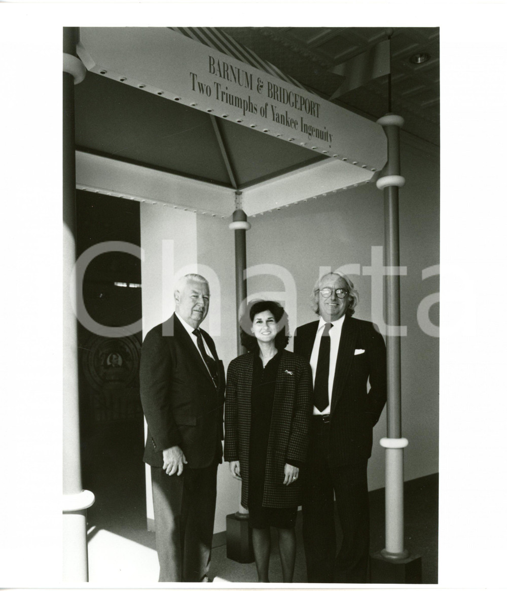 1989 BRIDGEPORT Barnum Museum - Richard MEIER Linda ALTSCHULER Philip BURDET 4  Fotografia d'agenzia con didascalia coeva. CONDIZIONI: G (ma lievi piegature al margine sinistro, lieve sovraimpressione dell'inchiostro al verso visibile al margine superiore) FORMATO: 20x23 cm     originale e autentica 1
