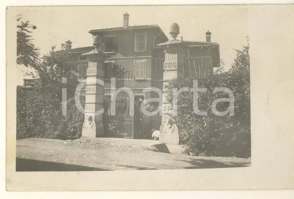 1920 ca Area di BRESCIA - Famiglia all'ingresso di una villa *Foto cartolina Fotografia originale d'epoca, in formato cartolina postale. GOOD/buono  Formato: 14x9 cm originale e autentica 1