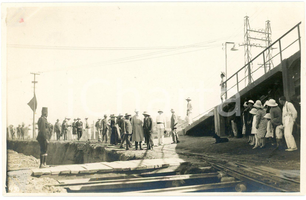 1928 CONGO BELGE Roi Albert Ier visite mines du KATANGA Photo L. GABRIEL 490 Fotografia originale d'epoca, scattata durante la visita dei sovrani Alberto I ed Elisabetta del Belgio in Congo.FOTOGRAFO: L&eacute;opold Gabriel  GOOD/buono ma piccolo residuo cartaceo al recto Formato: 14x9 cm originale e autentica 1
