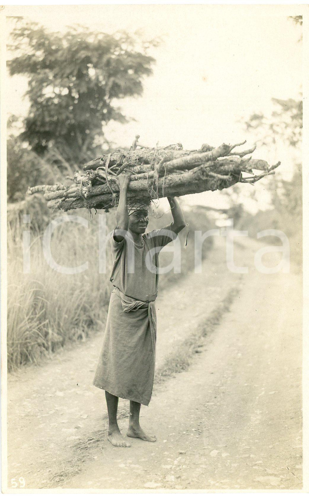 1930 ca CONGO BELGE - Femme transporte des branches - Photo L. GABRIEL n.59 Fotografia originale d'epoca, in formato cartolina postale.FOTOGRAFO: L&eacute;opold Gabriel - Panda - Katanga  GOOD/buono  Formato: 9x14 cm originale e autentica 1
