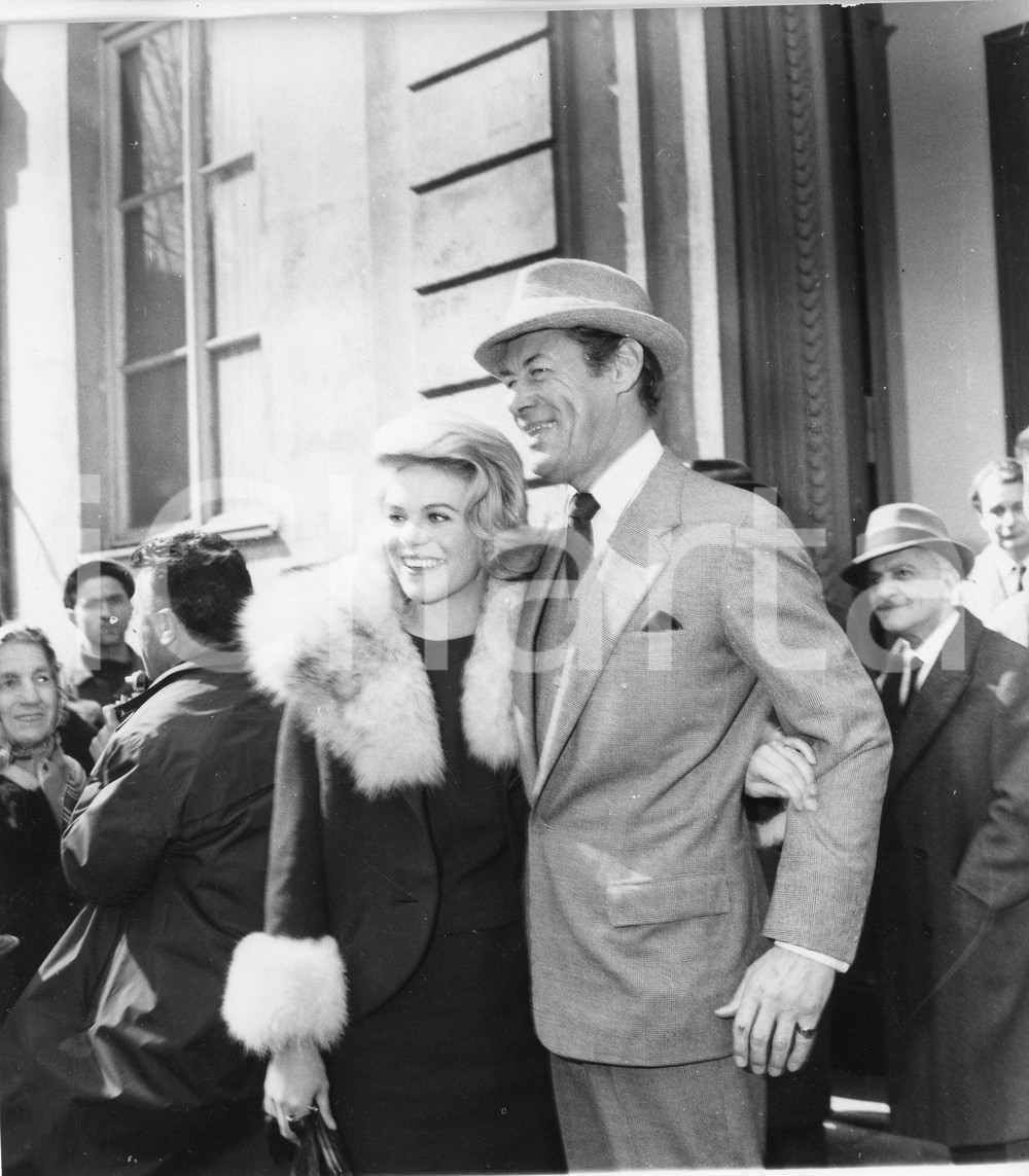 1962 GENOVA Comune - Nozze Rex HARRISON - Rachel ROBERTS (4) Foto  1962Fotografia vintage rara d'epoca.Timbro archivio Publifoto Genova al verso.FORMATO: 18x19 cm CONDIZIONI: GICHARTA mette in vendita le stampe vintage della collezione Publifoto Genova, per la maggior parte inedita o in tiratura di pochi esemplari. Si tratta di un'ottima opportunit&agrave; di investimento per i collezionisti di fotografie d'epoca.    originale e autentica 1