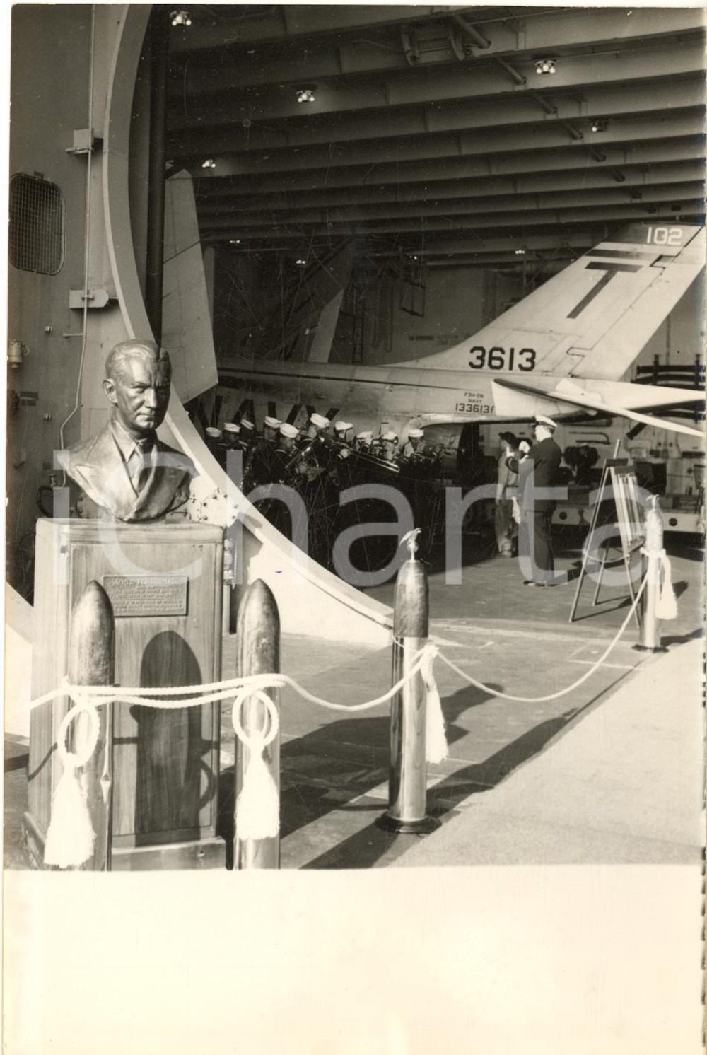 1960 ca CANNES Portaerei USS FORRESTAL - La banda esegue l'inno nazionale ^Foto Fotografia d'epoca con didascalia coeva.CONDIZIONI: FAIR (lieve sovraimpressione circolare e minima increspatura al margine inferiore; margine destro rifilato e difetti di stampa)FORMATO: 13x18 cm     originale e autentica 1