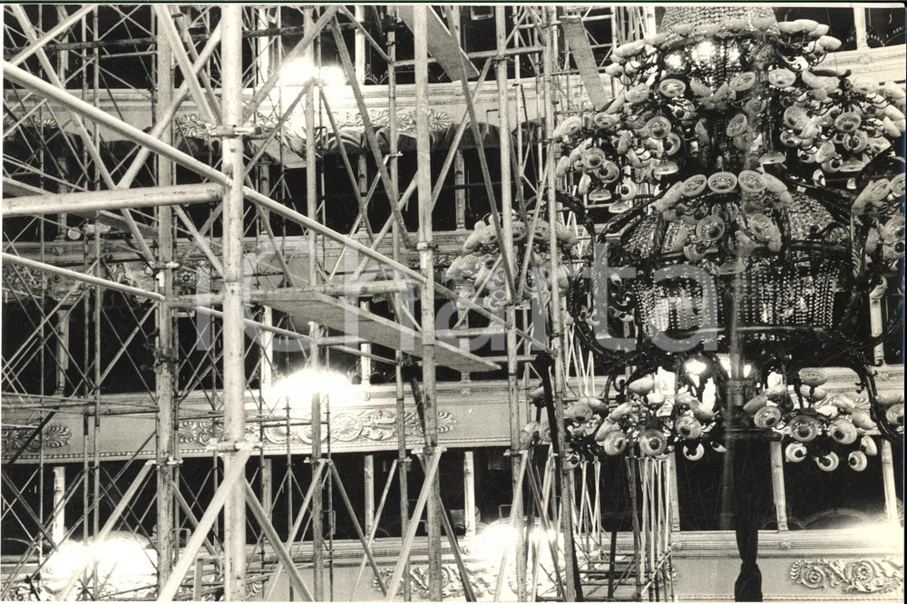 1969 MILANO Teatro alla Scala - Lavori di restauro al soffitto *Foto 24x16 cm Fotografia d'epoca con didascalia coeva.  CONDIZIONI: GFORMATO: 24x16 cm     originale e autentica 1