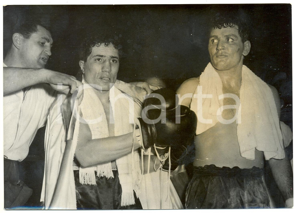 1957 FRANCE - BOXE Emilio MARCONI vs Seraphin FERRER Foto 18x13 cm  Fotografia d'epoca con didascalia coeva al verso.   CONDIZIONI: FAIR FORMATO: 18x13 cm     originale e autentica 1
