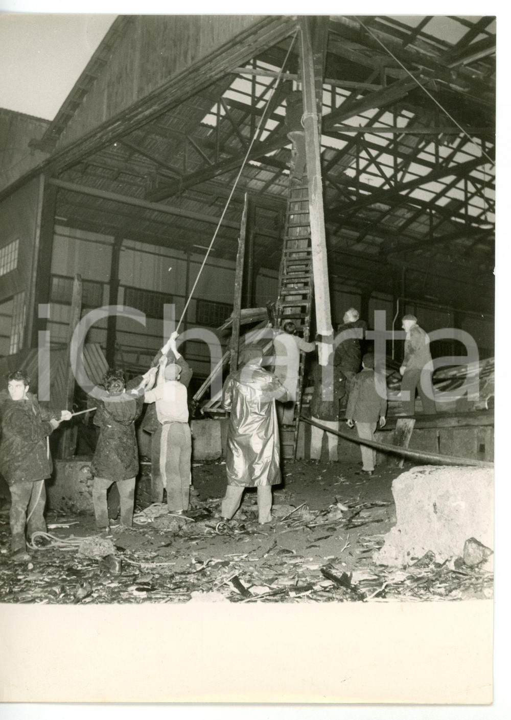 1957 GENOVA - CICLONE A VOLTRI Cantiere COSTAGUTA - Operai tra le macerie ^Foto Fotografia d'epoca con didascalia coeva.  CONDIZIONI: G (ma piccola piegatura angolare) FORMATO: 13x18 cm     originale e autentica 1