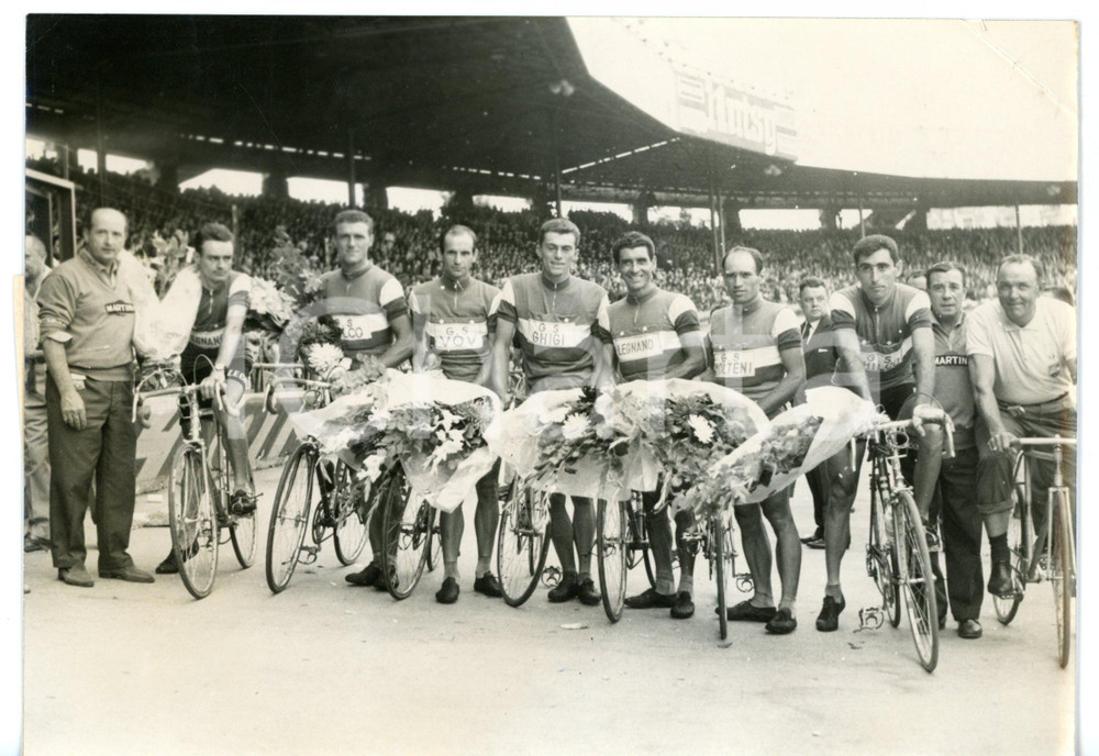 1961 PARIS TOUR DE FRANCE La squadra italiana vittoriosa al Parco dei Principi Fotografia d'epoca con didascalia coeva.  CONDIZIONI: FAIR (piegatura all'angolo superiore destro; lieve alone diffuso) FORMATO: 18x13 cm     originale e autentica 1