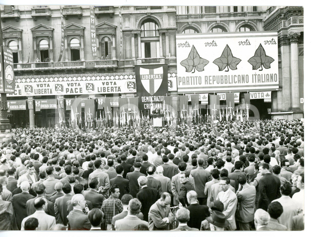 Fotografia d epoca originale 1953 MILANO Piazza Duomo  DC Discorso Gianni BARTOLI sindaco di TRIESTE 1