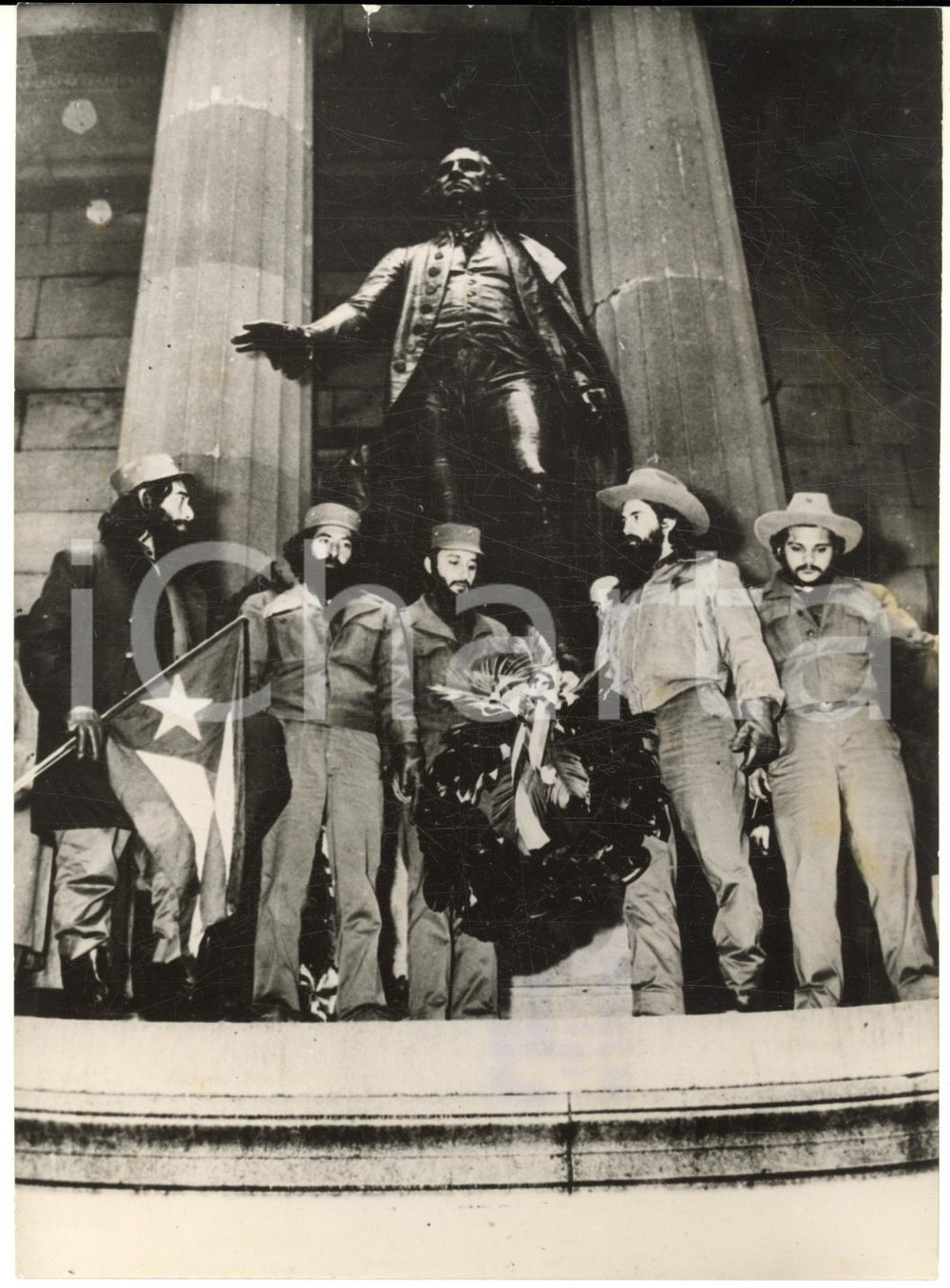 1959 WASHINGTON Seguaci Fidel CASTRO omaggiano monumento a Washington Fotografia d'epoca con didascalia dattiloscritta coeva.  CONDIZIONI: FAIR (minimo taglio al margine superiore; lievi graffi superficiali)FORMATO: 13x18 cm     originale e autentica 1