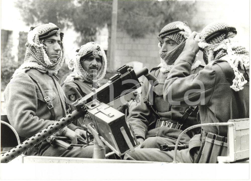 1967 GERUSALEMME Area giordana - Mitraglieri LEGIONE ARABA *Foto 18x13  Fotografia d'epoca con didascalia coeva al verso.    CONDIZIONI: G (piccole tracce di inchiostro blu) FORMATO: 18x13 cm     originale e autentica 1