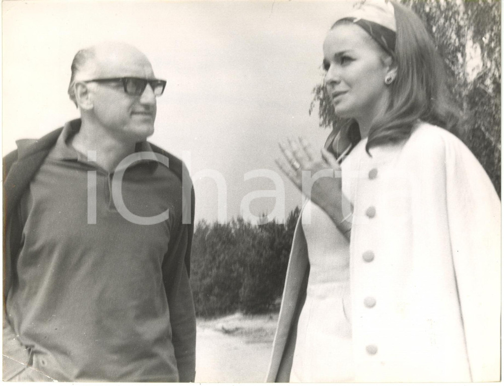 1971 VARSAVIA CINEMA - Lisa GASTONI con regista Jerzy KAWALEROWICZ Foto 23x18  Fotografia d'epoca con didascalia coeva al verso.   CONDIZIONI: FAIR (bassa qualit&agrave; di stampa; piegatura dell'angolo inferiore sinistro) FORMATO: 23x18 cm     originale e autentica 1