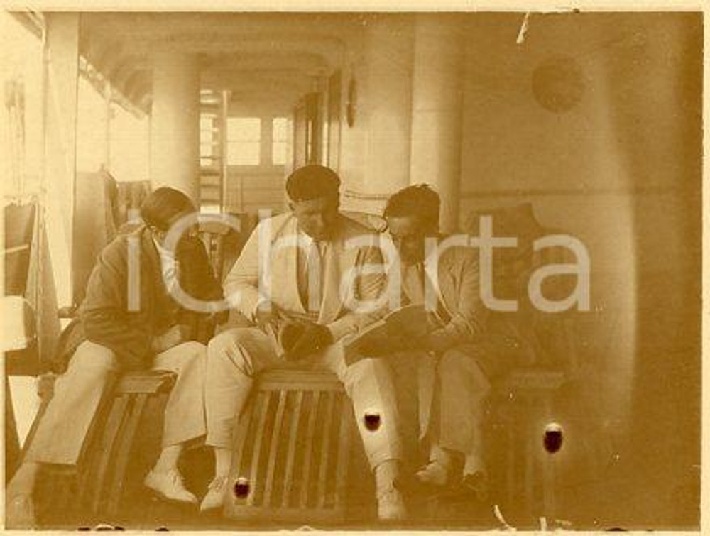 1925 ca COSTUME - Tre uomini sul ponte di coperta di un piroscafo  - Foto 12x9 Fotografia originale d'epoca.La fotografia proviene da un più vasto album che documenta i viaggi di una famiglia attraverso l'Europa, il Nord Africa e il Sud America.Rappresenta un'interessante testimonianza di viaggi verso luoghi esotici e lontani o verso i principali monumenti dell'Europa dell'epoca. FAIR/discreto difetti di stampa Formato: 12x9 cm originale e autentica 1