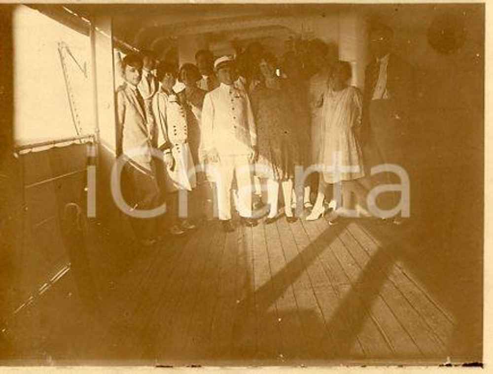 1925 ca COSTUME Passeggeri e ufficiale sul ponte di un piroscafo - Foto 12x9 (1) Fotografia originale d'epoca.La fotografia proviene da un più vasto album che documenta i viaggi di una famiglia attraverso l'Europa, il Nord Africa e il Sud America.Rappresenta un'interessante testimonianza di viaggi verso luoghi esotici e lontani o verso i principali monumenti dell'Europa dell'epoca. GOOD/buono  Formato: 12x9 cm originale e autentica 1