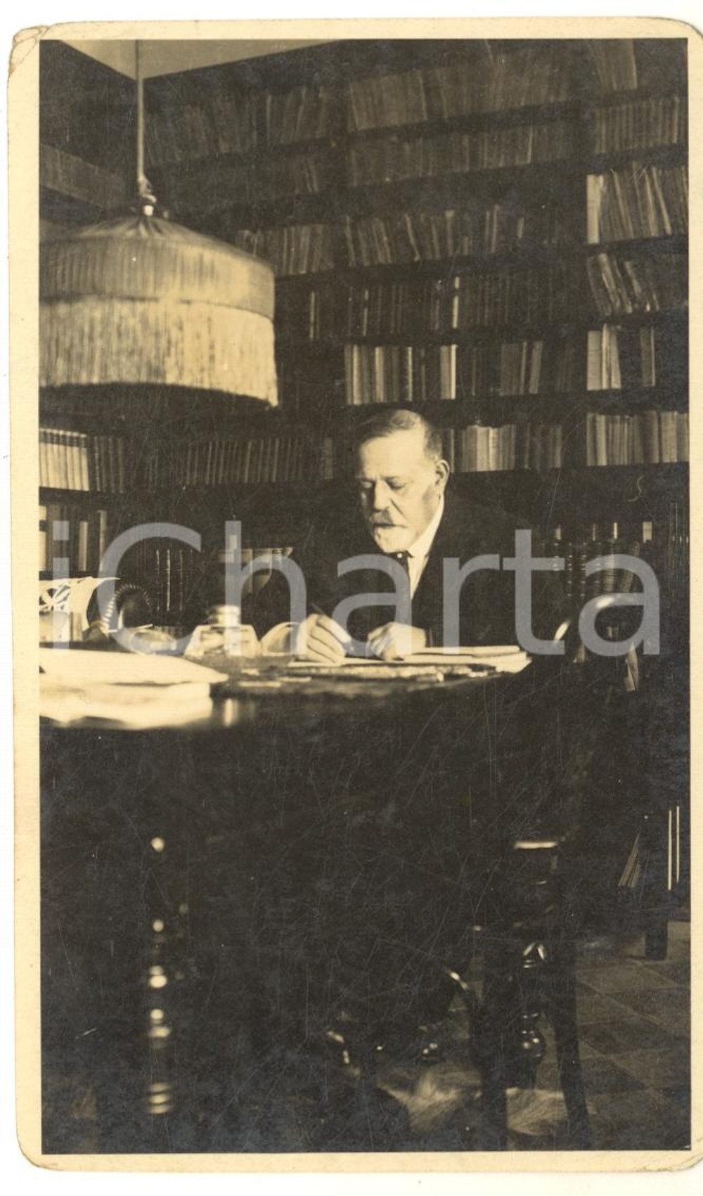 1930 ca GENOVA Ritratto di Giulio MORPURGO nel suo studio ^Foto 8x14 cm  Fotografia d'epoca.  CONDIZIONI: G (ma lievi gualciture marginali)    originale e autentica 1