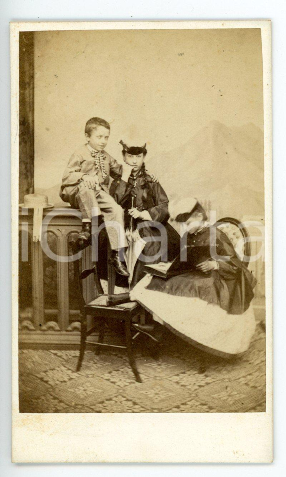 1870 ca CUNEO Ritratto di tre fratelli con bambina in lettura ^Foto JAVELLI CDV Fotografia d'epoca, su cartoncino morbido.FOTOGRAFO: Javelli - CuneoCONDIZIONI: G (minime bruniture)FORMATO: CDV     originale e autentica 1