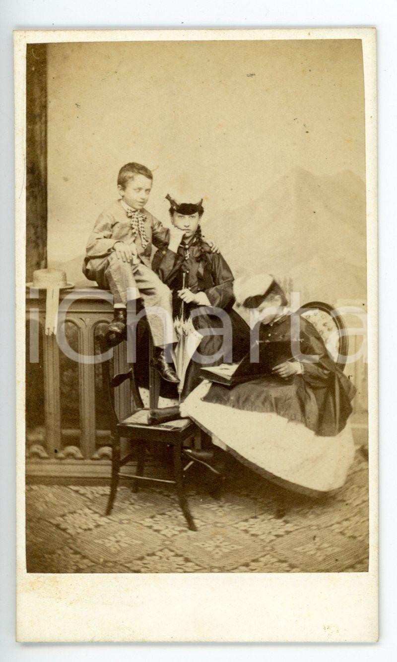 Fotografia d epoca originale 1870 ca CUNEO Ritratto di tre fratelli con bambina in lettura Foto JAVELLI CDV 1