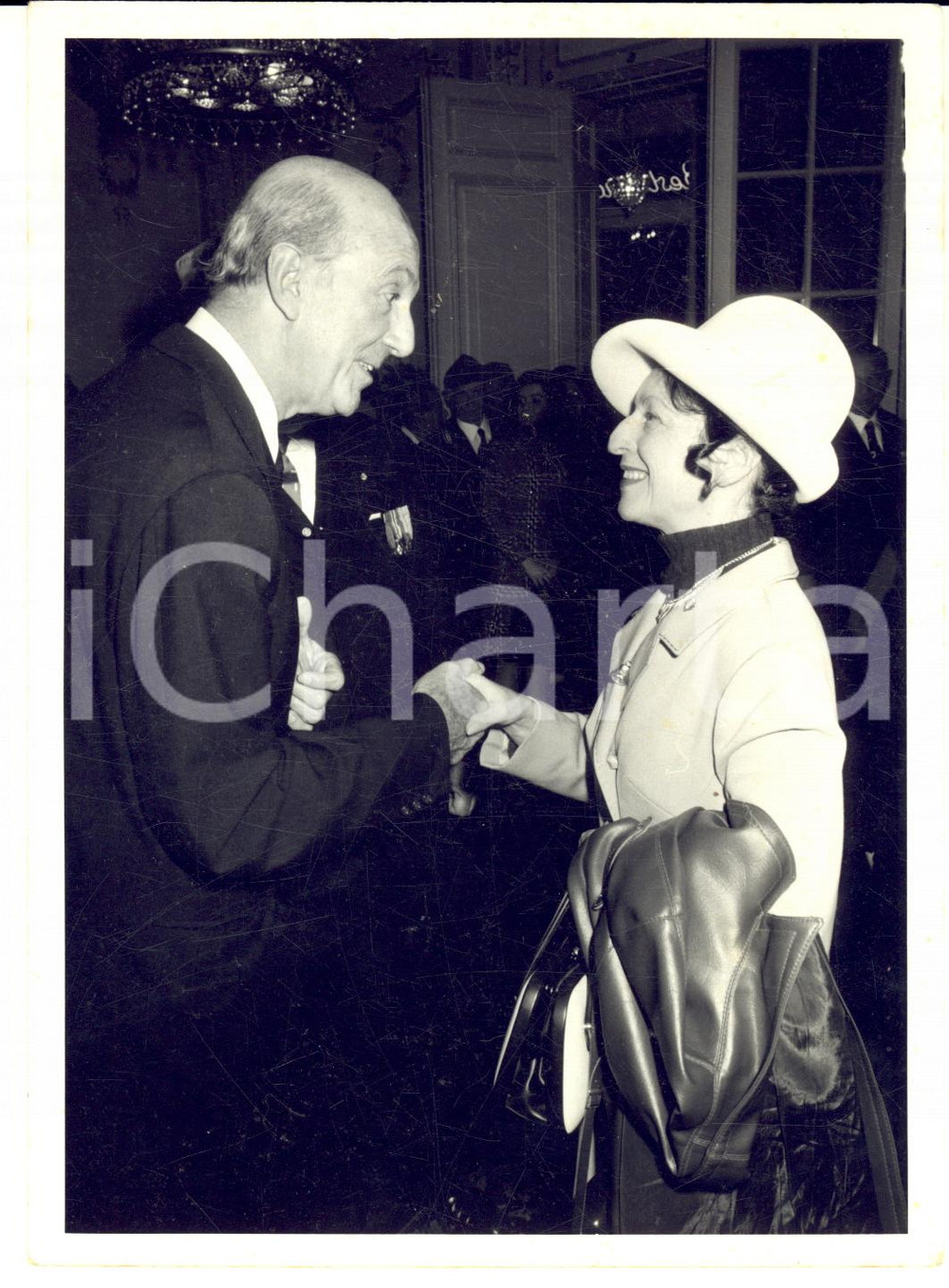 1970 CASCAIS Umberto II di SAVOIA incontra Lidia Bottallo - Foto 13x18 Fotografia d'epoca, scattata durante il ricevimento di una delegazione. CONDIZIONI: FAIR (lievi graffi superficiali e lieve piegatura)    originale e autentica 1