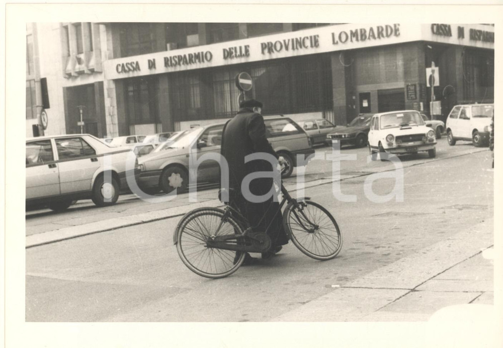 1975 ca BRESCIA Don Luigi FOSSATI in bicicletta - Foto 18x13 cm Fotografia originale d'epoca del noto sacerdote bresciano. GOOD/buono  Formato: 18x13 cm originale e autentica 1