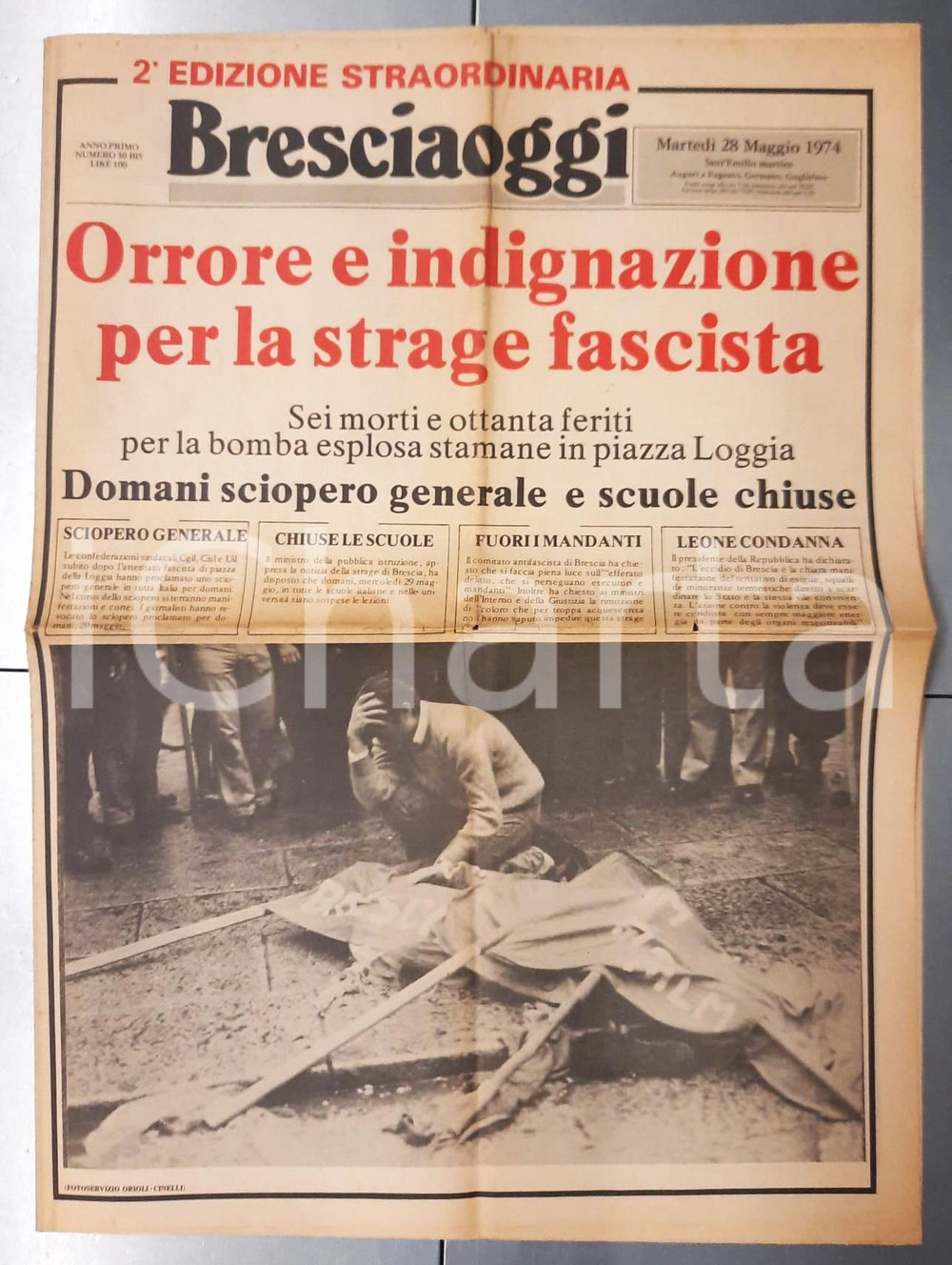 28 maggio 1974 BRESCIAOGGI Strage di piazza della Loggia - 2^ ed. straordinaria Raro quotidiano, originale d'epoca, stampato a Brescia dopo l'attentato di piazza della Loggia.Illustrato con le fotografie originali dell'epoca che mostravano i soccorsi, i morti e i feriti in ospedale. FAIR/discreto piegatura centrale d'epoca Formato: 44x60 cm originale e autentica 1