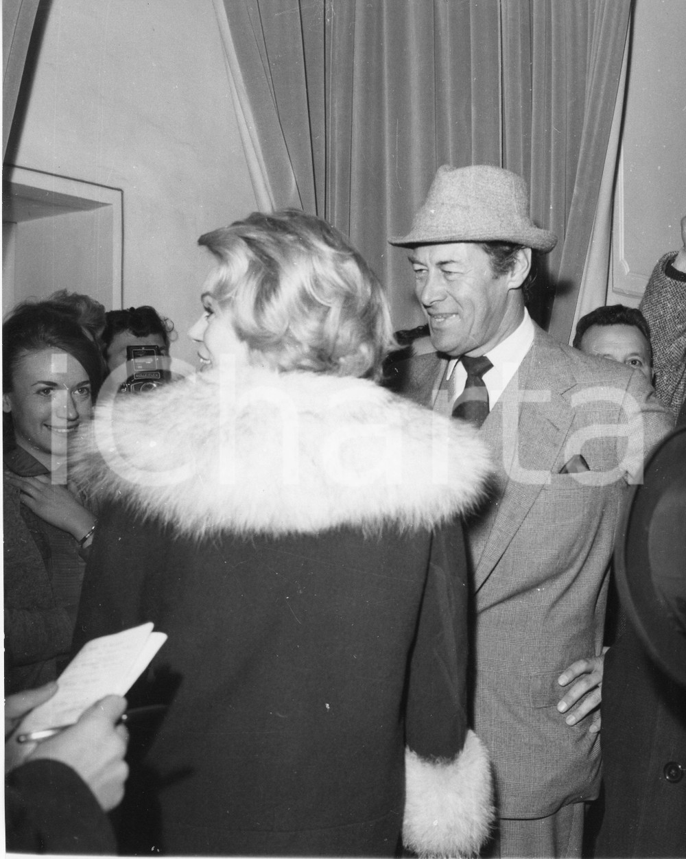 1962 GENOVA Comune - Nozze Rex HARRISON - Rachel ROBERTS (2) Foto vintage 1962Fotografia vintage rara d'epoca.Timbro archivio Publifoto Genova al verso.FORMATO: 18x22 cm CONDIZIONI: FAIR (piccoli difetti di stampa)ICHARTA mette in vendita le stampe vintage della collezione Publifoto Genova, per la maggior parte inedita o in tiratura di pochi esemplari. Si tratta di un'ottima opportunit&agrave; di investimento per i collezionisti di fotografie d'epoca.    originale e autentica 1