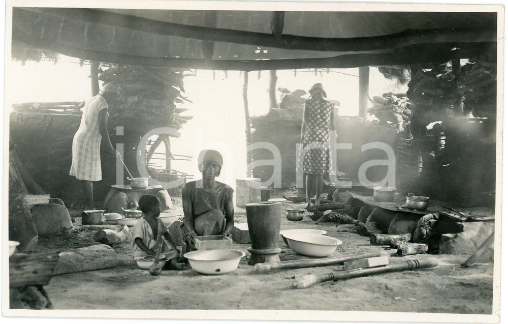 1930 ca CONGO BELGE Mère et fils dans une hutte - Photo Léopold GABRIEL n.262 Fotografia originale d'epoca, in formato cartolina postale.FOTOGRAFO: L&eacute;opold Gabriel - Panda - Katanga  GOOD/buono  Formato: 14x9 cm originale e autentica 1