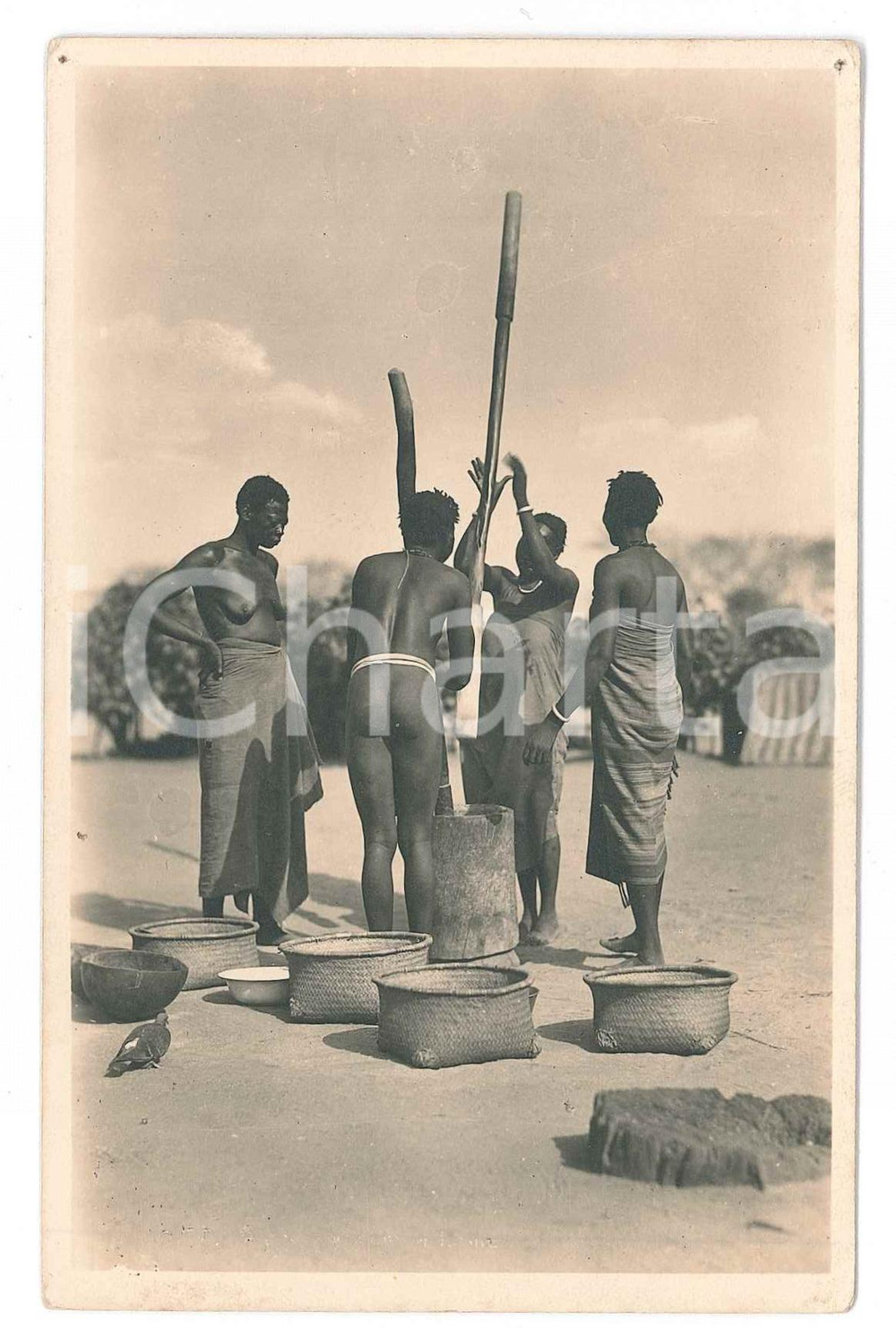 1930 ca C. ZAGOURSKI «L'Afrique qui disparaît» A.E.F. Fabrication farine 1  Fotocartolina postale d'epoca, appartenente alla serie &laquo;L'Afrique qui dispara&icirc;t&raquo; del fotografo Casimir Zagourski (L&eacute;opoldville).N&deg;140, non viaggiata.CONDIZIONI: F (piccoli fori di affissione)FORMATO:  9x14 cm    originale e autentica 1