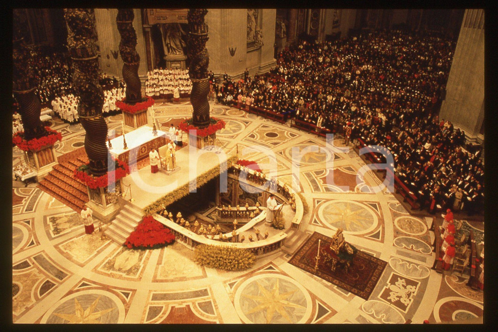 35mm vintage slide *1993 VATICANO Giovanni Paolo II - Messa di mezzanotte 2  Diapositiva d'epoca, in formato 35 mm.CONDIZIONI: GOODE' severamente vietata la riproduzione. Tutti i diritti sono riservati.Nella diapositiva ICharta mette in vendita, sul negozio eBay e in esclusiva sul sito "icharta" il proprio archivio composto da numerose diapositive e negativi fotografici d'epoca, tutti originali e autentici, che attraversano la storia del costume italiano tra gli la fine degli anni Sessanta e Novanta.Si tratta di uno sguardo inedito sull'attualit&agrave;, la politica, la vita quotidiana, il gossip e la cultura, che fotografa il cambiamento della nazione in quest'ultimo scorcio del XX secolo. Un'occasione unica per il mercato del collezionismo, che vede finalmente disponibile un archivio eccezionale per vastit&agrave;, tematiche e condizioni, in un settore (il negativo fotografico e la diapositiva) di assoluta novit&agrave; e dalle interessanti prospettive di investimento.  GOOD/buono   originale e autentica 1