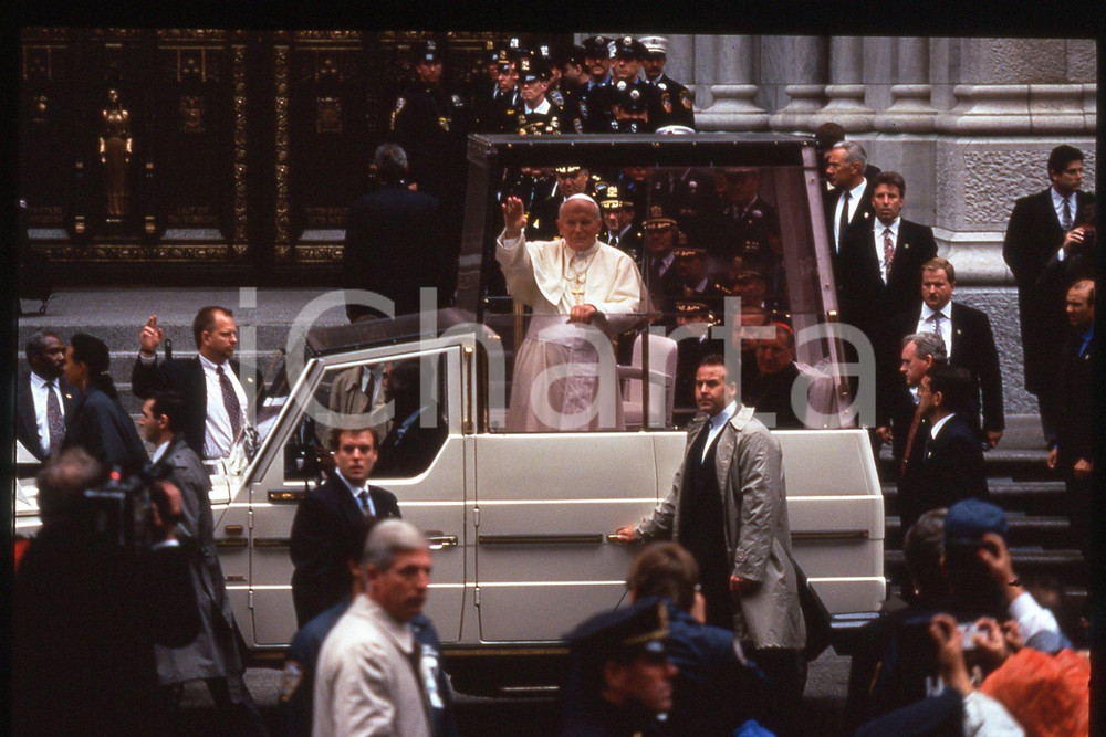 35mm vintage slide *1995 NEW YORK St.Patrick's Cathedral - Giovanni Paolo II (2)  Diapositiva d'epoca, in formato 35 mm.CONDIZIONI: GOODE' severamente vietata la riproduzione. Tutti i diritti sono riservati.Nella diapositiva ICharta mette in vendita, sul negozio eBay e in esclusiva sul sito "icharta" il proprio archivio composto da numerose diapositive e negativi fotografici d'epoca, tutti originali e autentici, che attraversano la storia del costume italiano tra gli la fine degli anni Sessanta e Novanta.Si tratta di uno sguardo inedito sull'attualit&agrave;, la politica, la vita quotidiana, il gossip e la cultura, che fotografa il cambiamento della nazione in quest'ultimo scorcio del XX secolo. Un'occasione unica per il mercato del collezionismo, che vede finalmente disponibile un archivio eccezionale per vastit&agrave;, tematiche e condizioni, in un settore (il negativo fotografico e la diapositiva) di assoluta novit&agrave; e dalle interessanti prospettive di investimento.  FAIR/discreto   originale e autentica 1