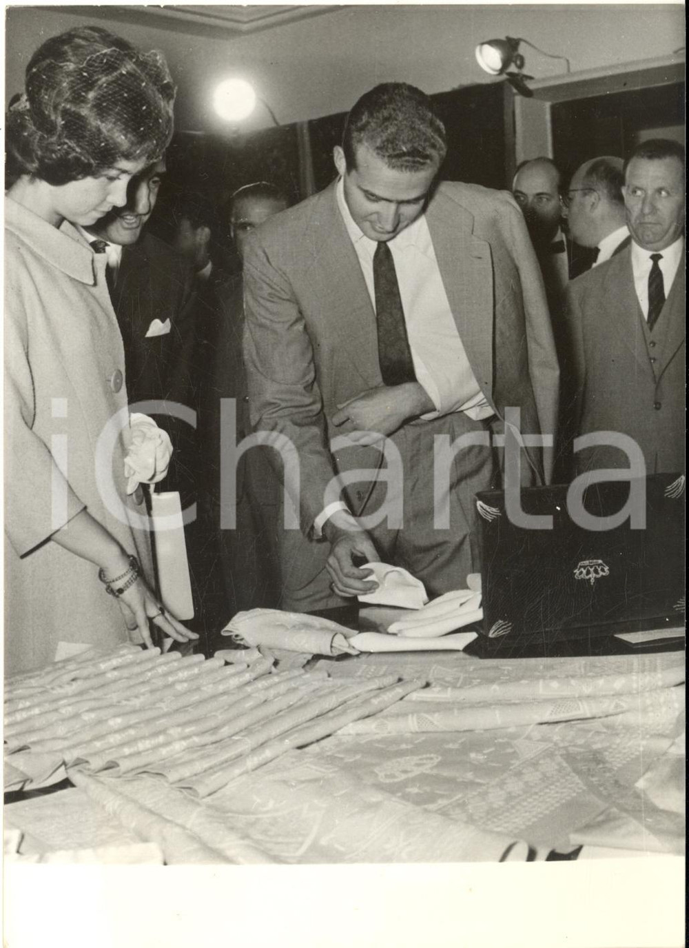 1962 ATENE Sofia di Grecia e Juan Carlos di Spagna ricevono regali del popolo 1 Fotografia d'epoca con didascalia coeva al verso, che mostra i regali di nozze inviati dal popolo greco.CONDIZIONI: GFORMATO: 13x18 cm     originale e autentica 1