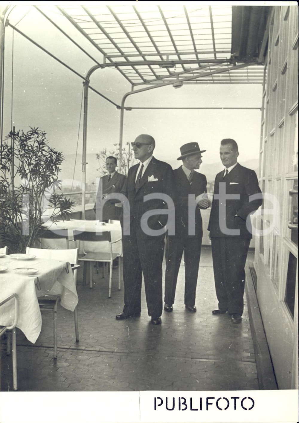 1953 GENOVA Alexandros PAPAGOS al ristorante OLIMPO sul grattacielo *Foto  Fotografia d'epoca, scattata presso il ristorante situato in cima al grattacielo di piazza Diaz.  CONDIZIONI: G (ma lieve sovraimpressione e difetti di stampa) FORMATO: 13x18 cm     originale e autentica 1