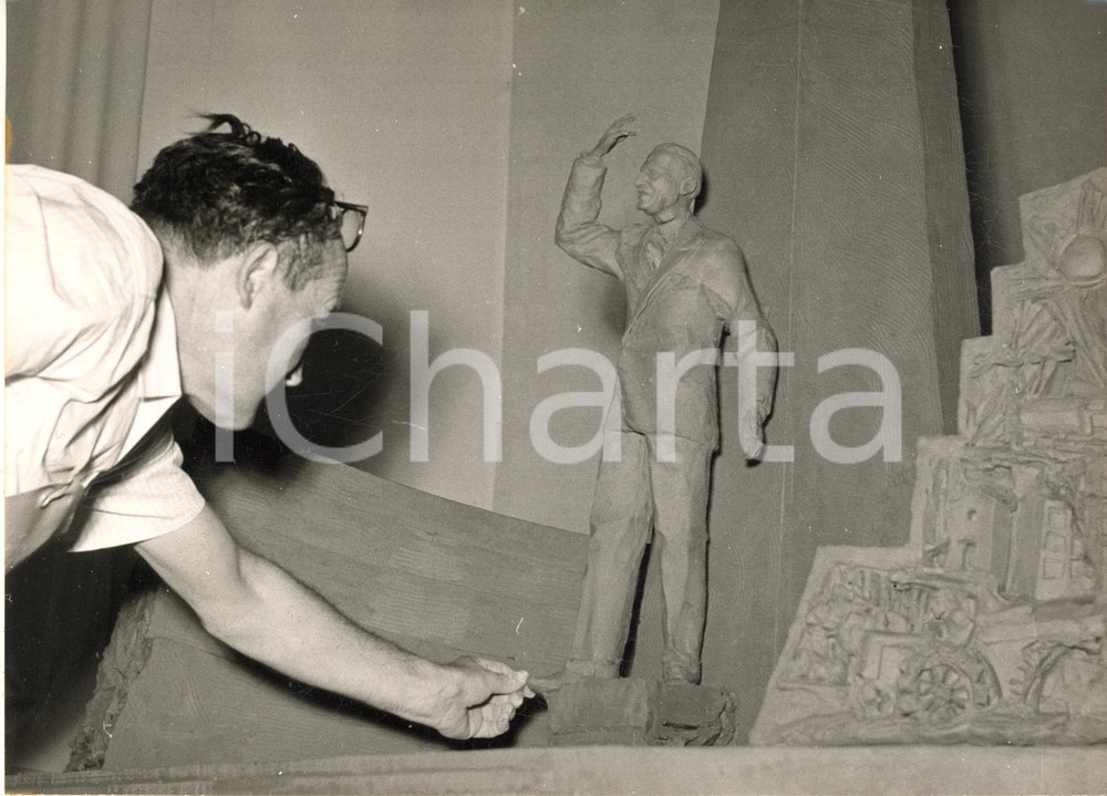 Fotografia d epoca originale 1955 ROMA Artista Antonio BERTI con il bozzetto per il monumento a DE GASPERI 1
