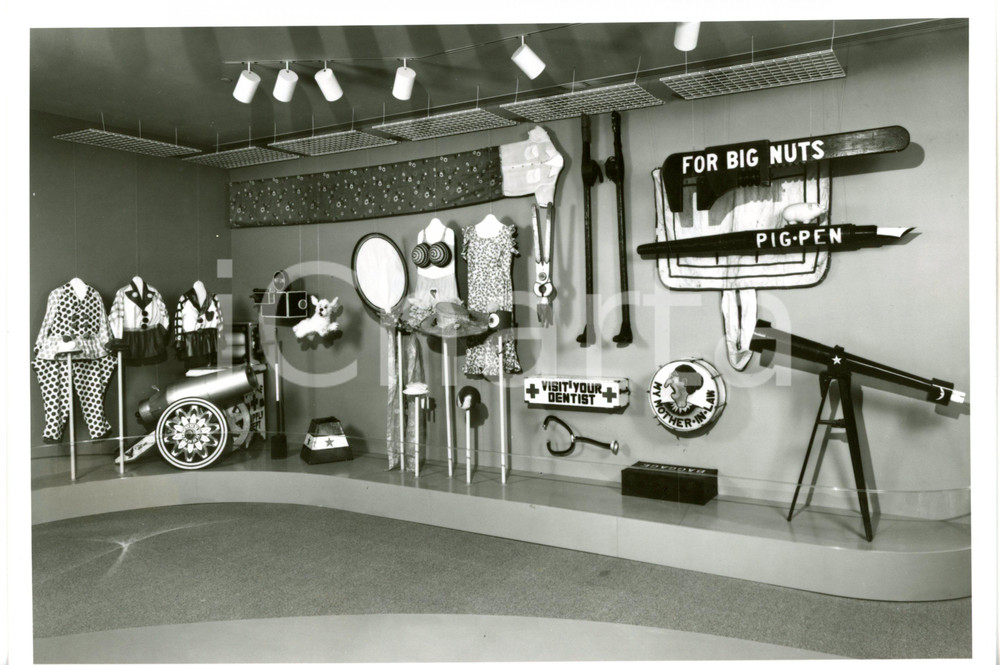 1989 BRIDGEPORT Barnum Museum - Herbert ROSENTHAL's exhibition ^Photo 24x17 (2)  Fotografia d'agenzia.La fotografia ritrae la mostra "Bridgeport: A Great Place To Have Things Made" di Herbert Rosenthal.CONDIZIONI: G FORMATO:24x17 cm     originale e autentica 1