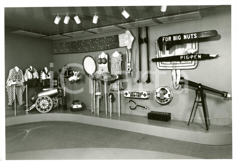 1989 BRIDGEPORT Barnum Museum - Herbert ROSENTHAL's exhibition *Photo (2)  Fotografia d'agenzia.La fotografia ritrae la mostra "Bridgeport: A Great Place To Have Things Made" di Herbert Rosenthal.CONDIZIONI: G FORMATO:24x17 cm     originale e autentica 1