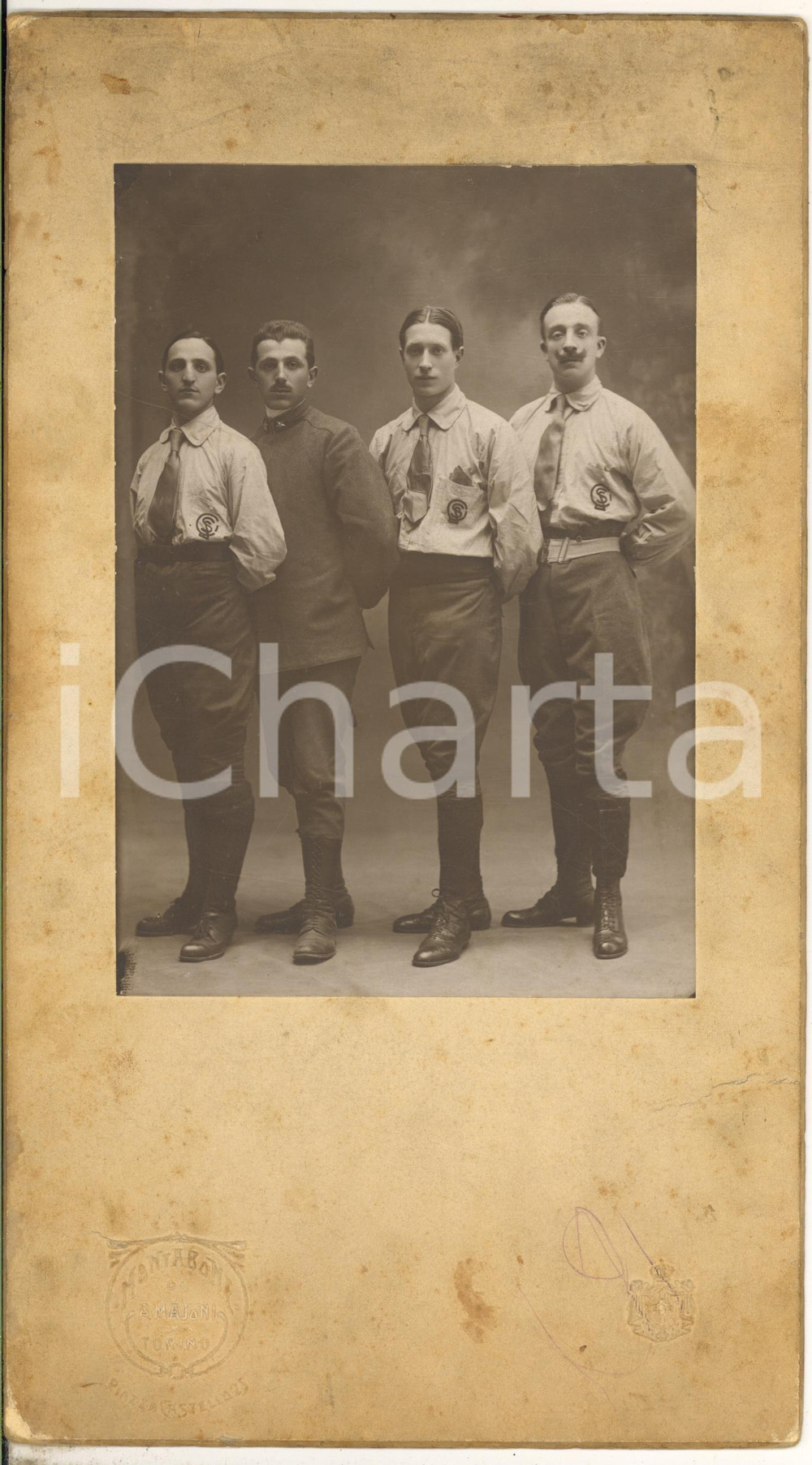 1910 ca TORINO SCHERMA ? Ritratto di squadra - Foto MONTABONE - MAJONI 17x31 Fotografia d'epoca.CONDIZIONI: FAIR (piegatura al cartoncino e bruniture)FORMATO: 17x31 cm    originale e autentica 1