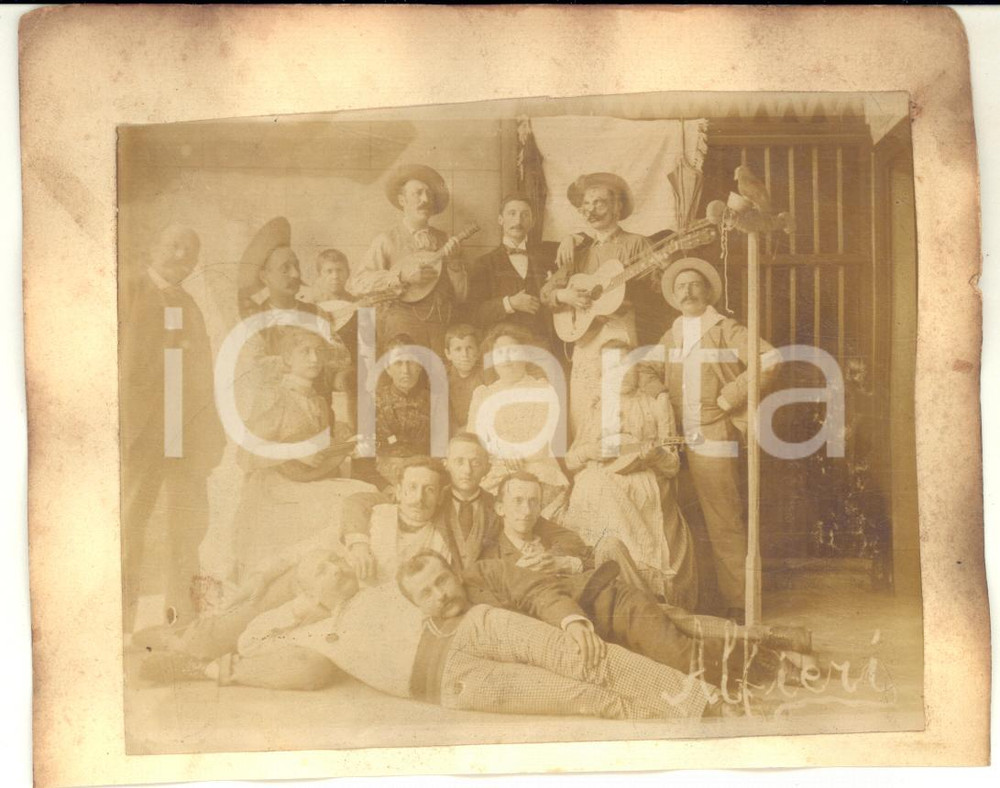1900 ca LOMBARDIA Famiglia di artisti con chitarre e mandolini - Foto (2) Fotografia d'epoca su cartoncino.Al verso &egrave; presente una seconda fotografia, danneggiata, che mostra la stanza di un edificio. CONDIZIONI: POOR (ondulature al cartoncino; bruniture) FORMATO: 13x10 cm (cartoncino)FOTOGRAFO: Angelo Alfieri - Milano     originale e autentica 1