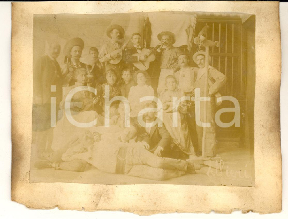 1900 ca LOMBARDIA Famiglia di artisti con chitarre e mandolini *Foto (2) Fotografia d'epoca su cartoncino.Al verso &egrave; presente una seconda fotografia, danneggiata, che mostra gli stessi soggetti in ambientazione differente. CONDIZIONI: POOR (ondulature al cartoncino; bruniture) FORMATO: 13x10 cm (cartoncino)FOTOGRAFO: Angelo Alfieri - Milano     originale e autentica 1