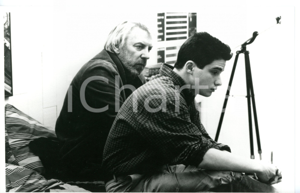 1989 CINEMA "Lost Angels" - Donald SUTHERLAND e Adam HOROVITZ sul set (2) Fotografia di agenzia. CONDIZIONI: GFORMATO: 24x15 cm    originale e autentica 1