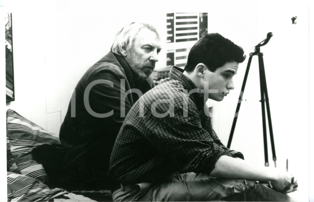 1989 CINEMA "Lost Angels" - Donald SUTHERLAND e Adam HOROVITZ sul set (3) Fotografia di agenzia. CONDIZIONI: GFORMATO: 24x15 cm    originale e autentica 1