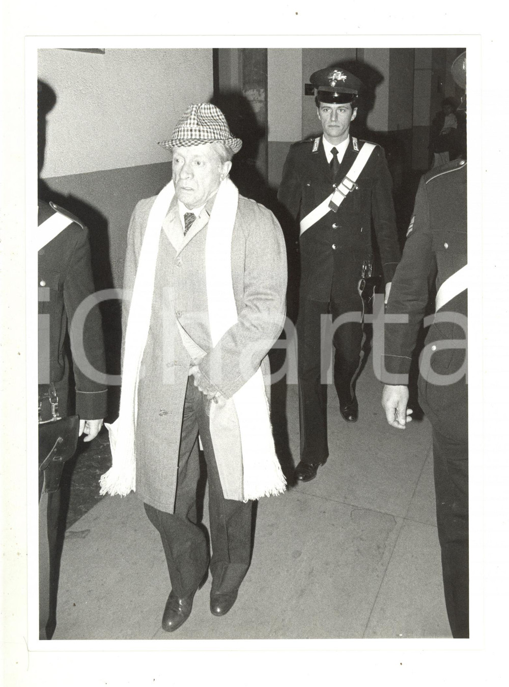 1985 TRIBUNALE DI MILANO Processo "Scandalo petroli" *Bruno MUSSELLI (2) Fotografia di agenzia.La fotografia &egrave; stata scattata in occasione del processo di primo grado che vide imputato Bruno Musselli, celebrato a Milano nel novembre 1985.CONDIZIONI: GFORMATO: 18x24 cm  originale e autentica 1