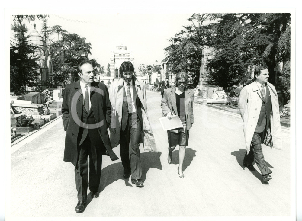1986 MILANO Funerali Michele SINDONA ^Ennio e Marco SINDONA, Piersandro MAGNONI Fotografia di agenzia. CONDIZIONI: GFORMATO: 24x18 cm    originale e autentica 1