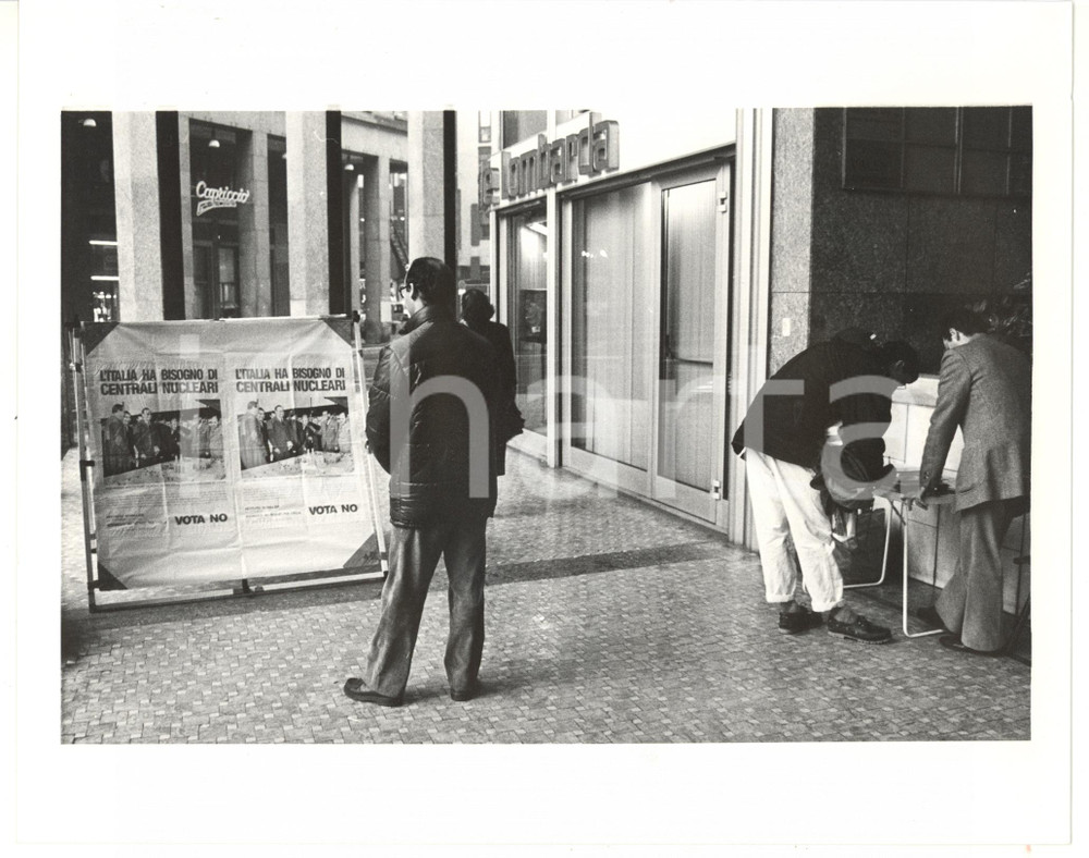 1987 MILANO Referendum centrali nucleari - Raccolta firme per il "NO" *Foto 2 Fotografia di agenzia. CONDIZIONI: GFORMATO: 25x20 cm    originale e autentica 1