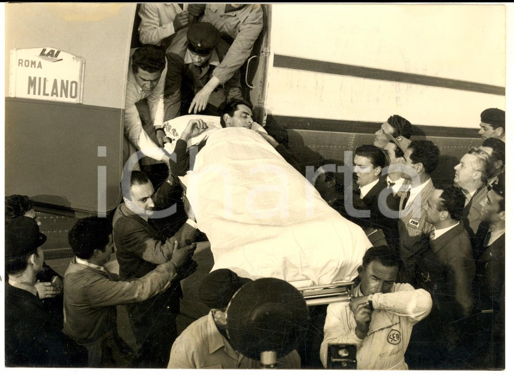 1957 MILANO Fausto COPPI arriva in barella dopo la caduta a Sassari - Foto 18x13 Fotografia d'epoca con didascalia coeva al verso. CONDIZIONI: G      originale e autentica 1
