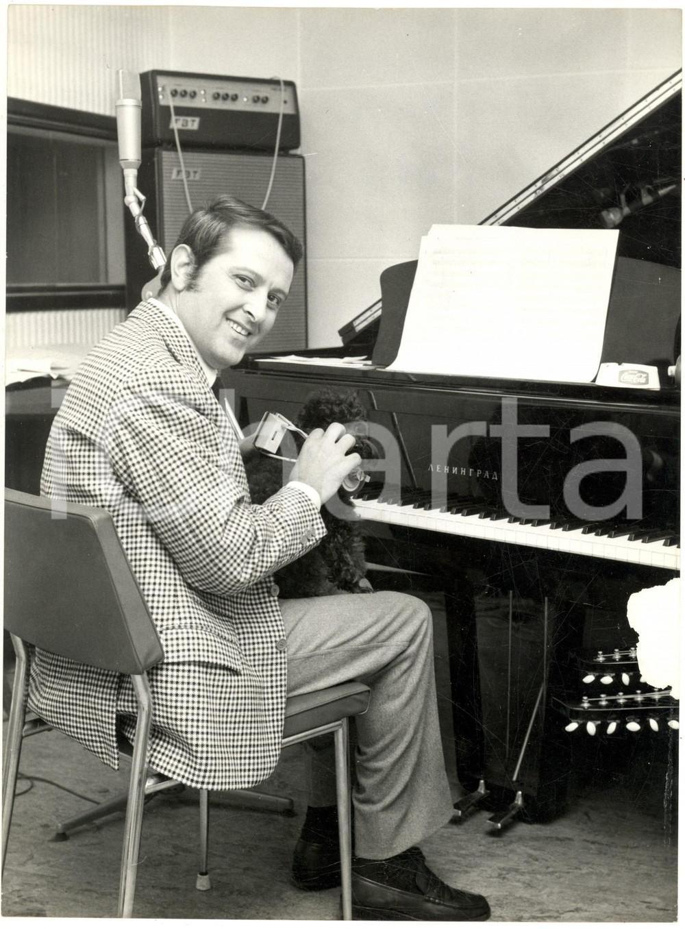 1970 ca COSTUME Cantante Enrico MUSIANO al pianoforte ^Foto 18x24 cm  Fotografia d'epoca. CONDIZIONI: POOR (piegature al margine inferiore e mancanza di pellicola al lato destro)FORMATO: 18x24 cm      originale e autentica 1
